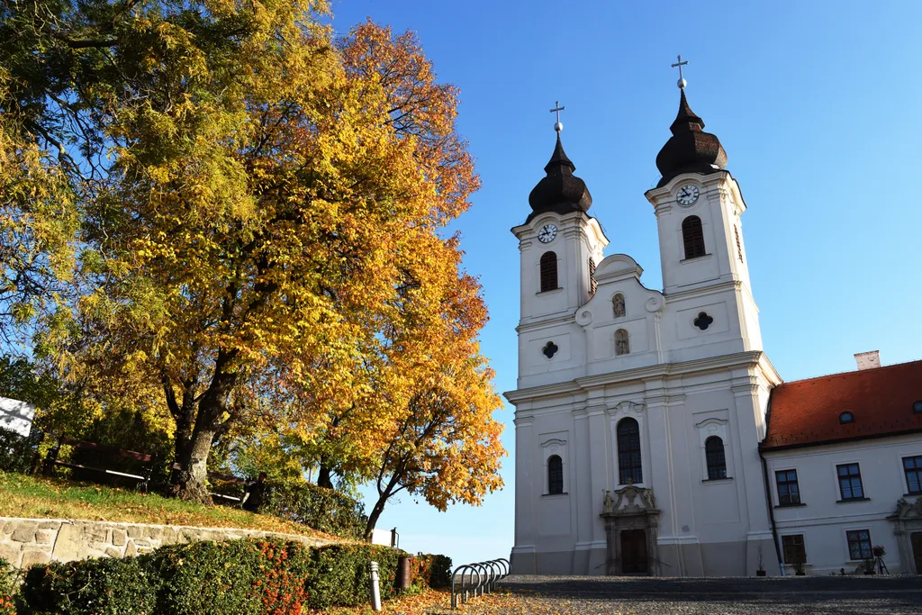 Tihany: a félsziget csúcsa ilyenkor nyugodtabb, de annál szebb. Az apátság, az aprócska ófalu és a Balaton látványa az őszi napfényben aranyba borul.