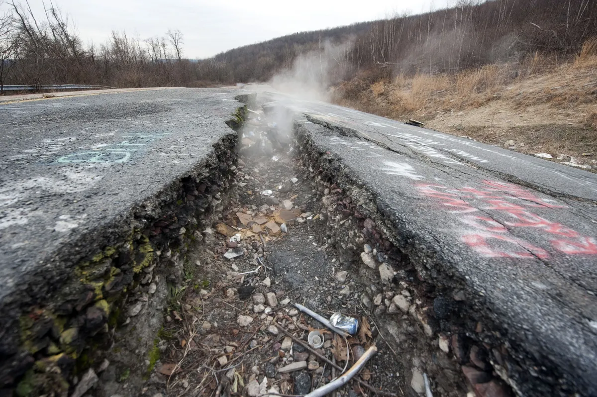 Centralia, USA, Amerikai Egyesült Államok, lángoló út, beton, tűzkatasztrófa