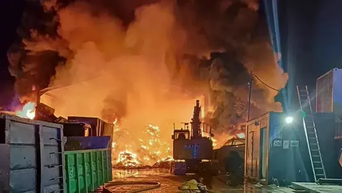 Kigyulladt egy raktár, 150 tűzoltó küzd a hatalmas lángokkal