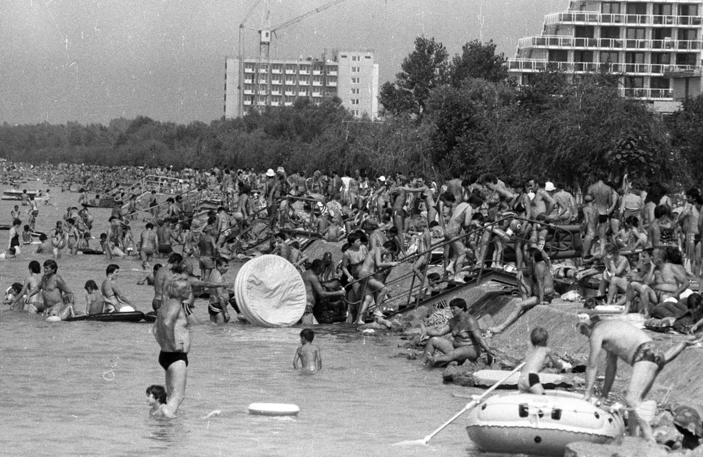 Siofok-strand-kozepen-a-hatterben-a-Fovarosi-Tanacs-uduloje-jobbra-a-43-as-Allami-Epitoipari-Vallalat-uduloje-1981