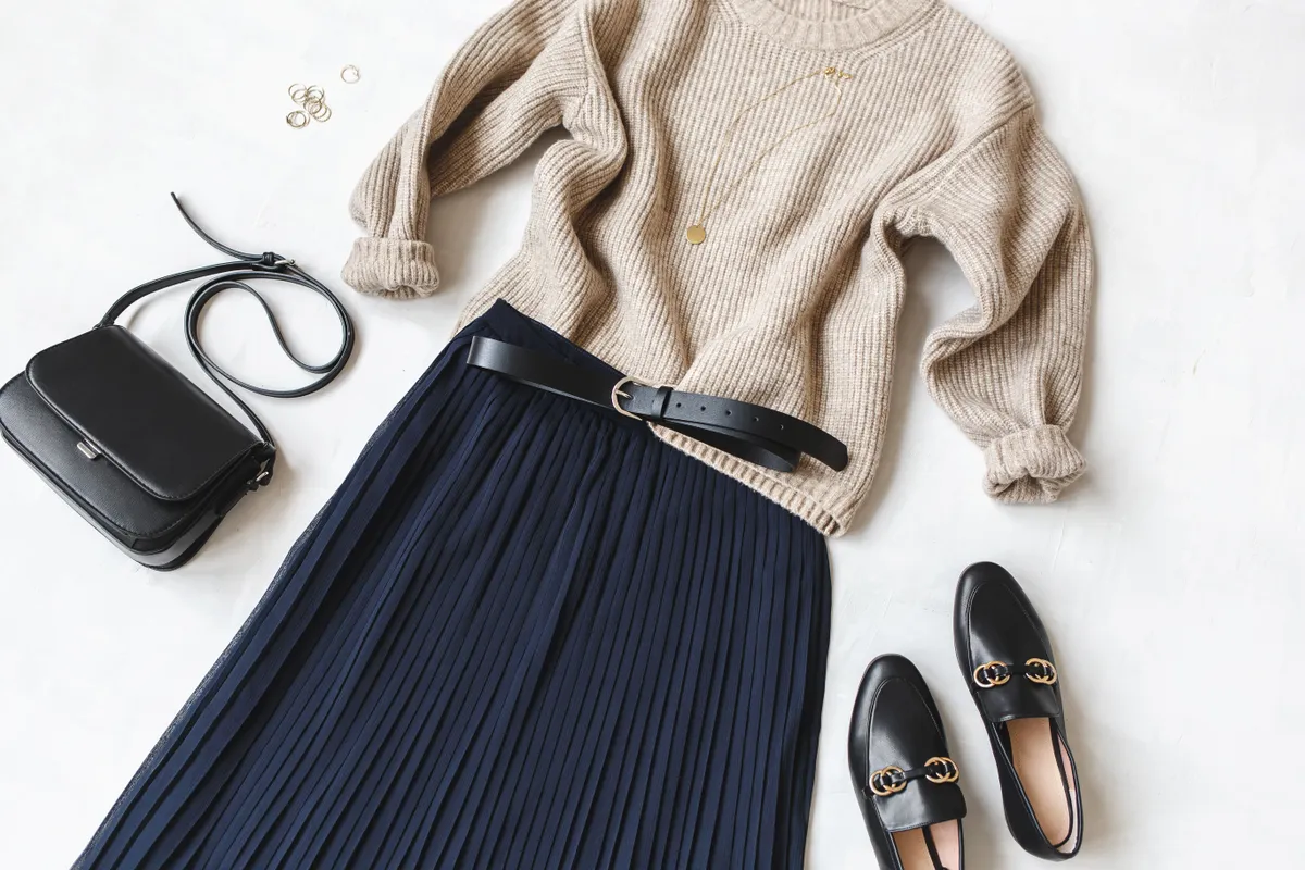 outfit, őszi divatkalauz, ruhadarabok, szett, szoknya, táska, loafer, cipő, pulcsi, öv