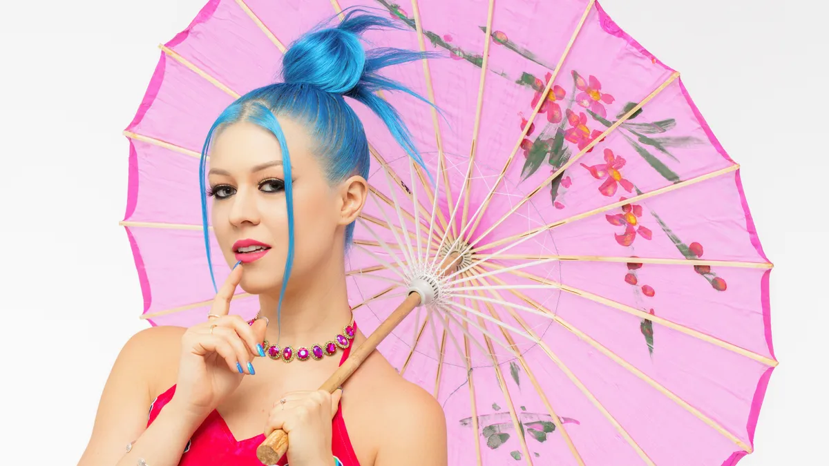 Regán Lili lemezlovasnak kék haja lett a védjegye.