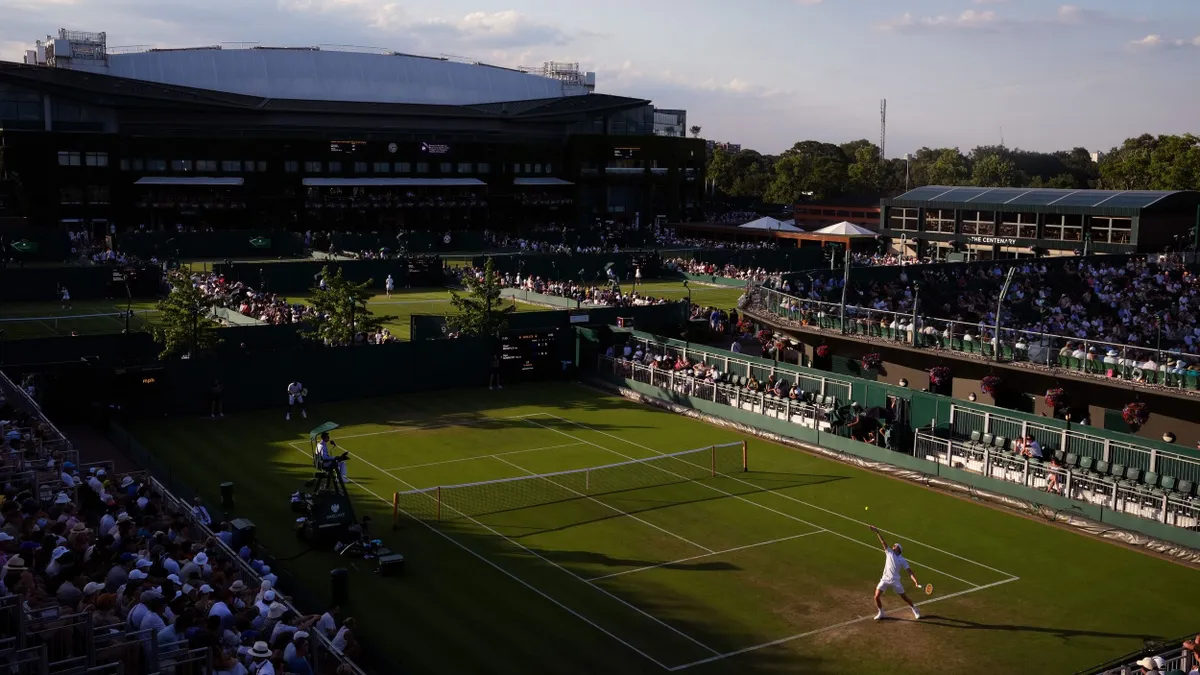 Őrület a wimbledoni teniszbajnokságon - Ezektől a comboktól felgyullad a pálya