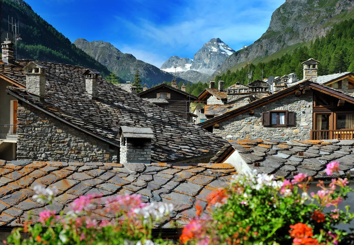 Valle d'Aosta, olasz Alpok, alpesi táj régi házakkal