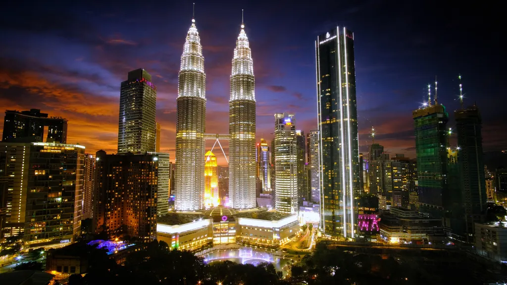 A malajziai Kuala Lumpurban található Petronas-ikertornyok 452 méter magasságukkal Ázsia egyik legismertebb építményei.
