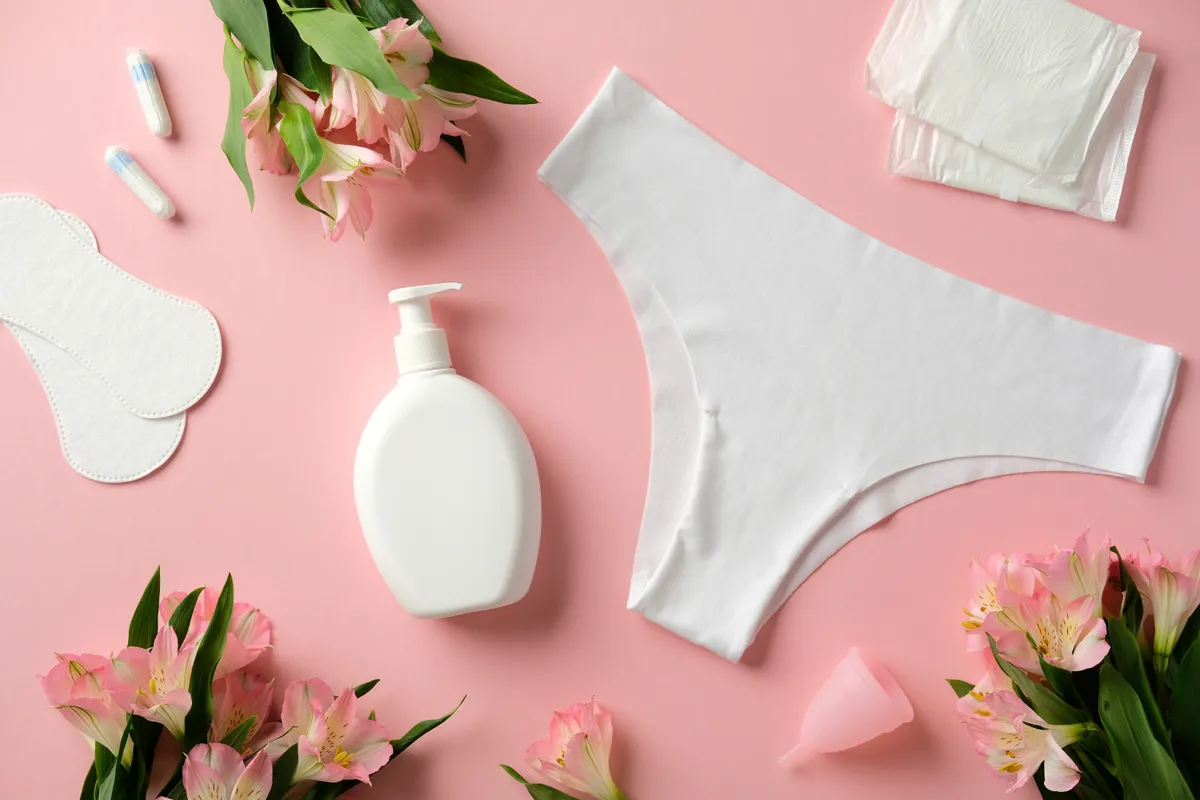 menstruáció, bugyi, virágok, együttlét