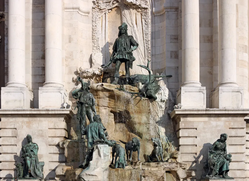 Budapest legszebb és legnagyobb szabású díszkútja a Mátyás királyt vadászat közben ábrázoló Mátyás kútja, amely a budai királyi palota egykori kápolnájának északi falán kapott helyet.