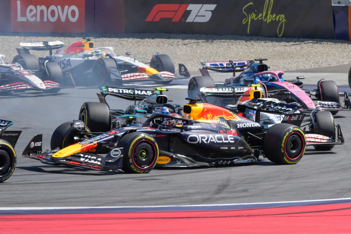 Max Verstappen már az első körben kiesett a Red Bull hazai versenyén