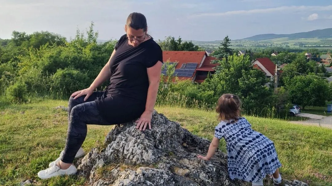 Galambos Eszter egy sziklán ülve fogyás előtt