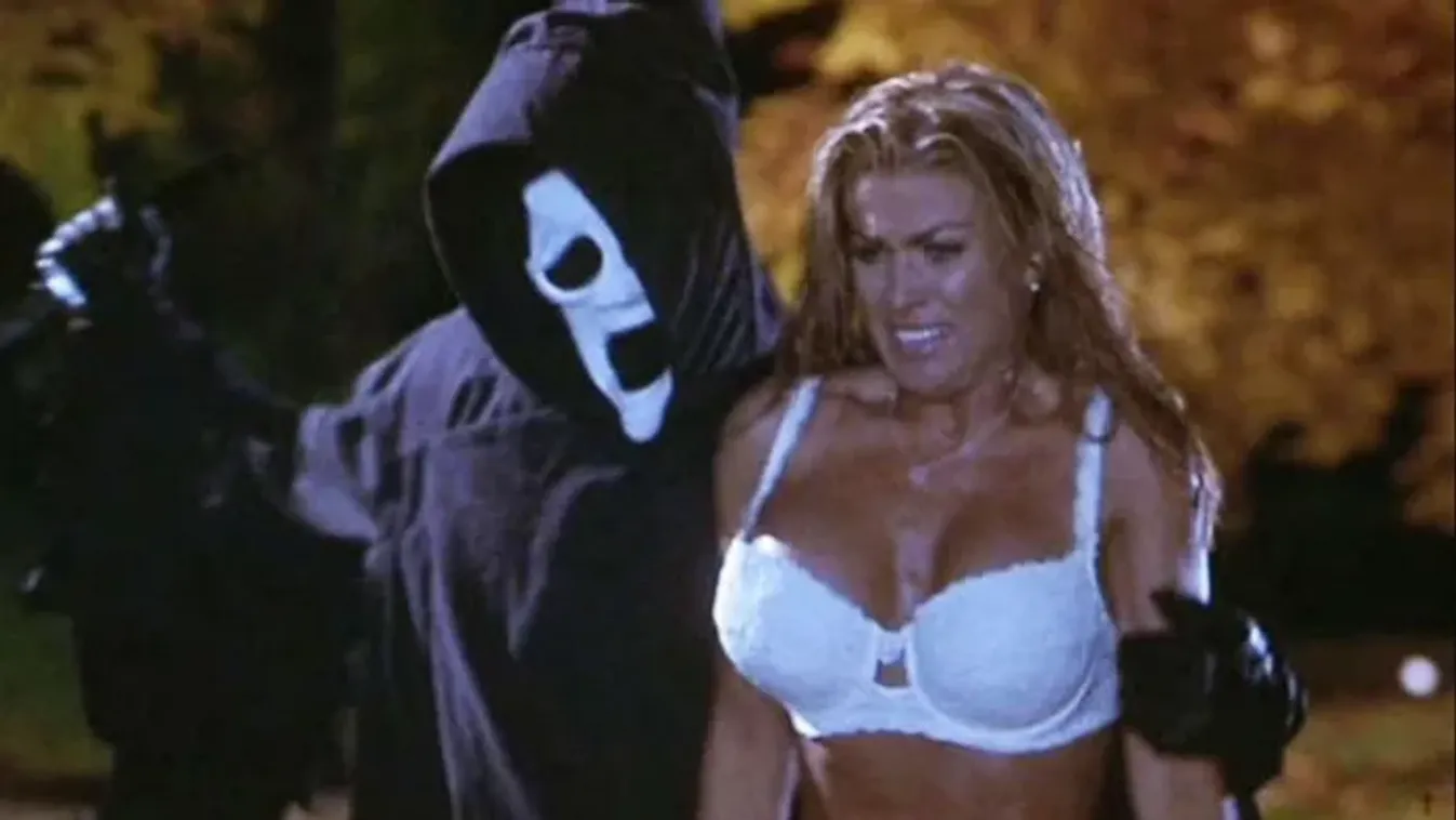 Carmen Elektra és a szilikon esete a sorozatgyilkossal: 5 jó poén a 25 éves Horrorra akadva című filmből
