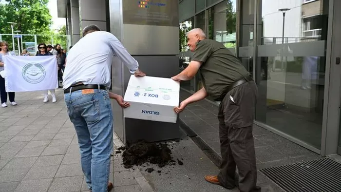Trágyaszórással tiltakoznak a magyar gazdák Brüsszel ellen