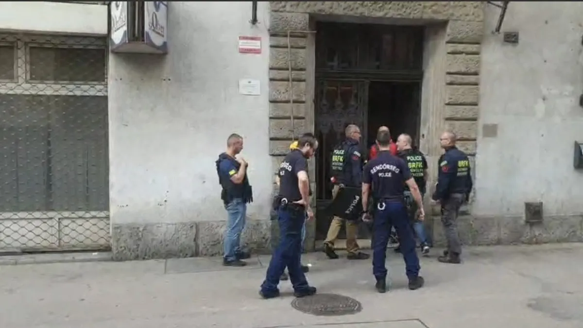 Elképesztő razzia folyik a VIII. kerületben, előkerültek a golyóálló mellények