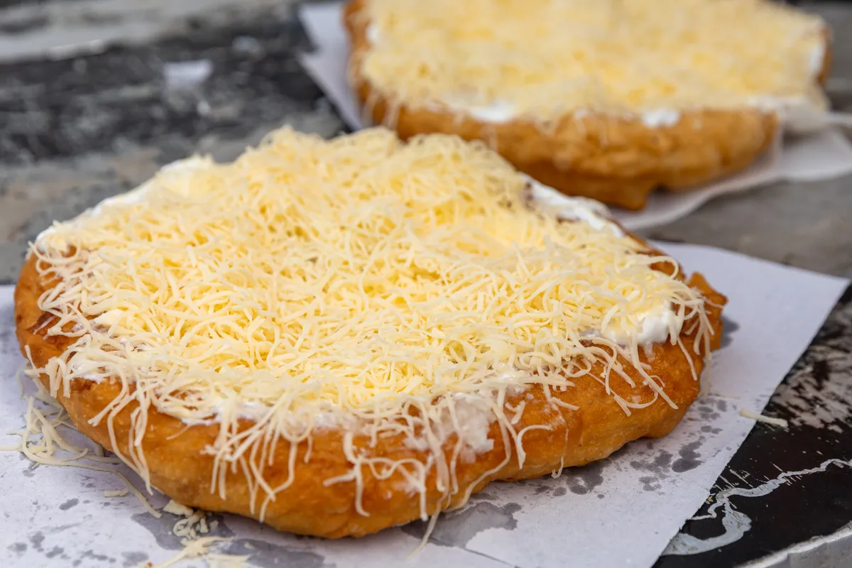 lángos, sajt, tejföl