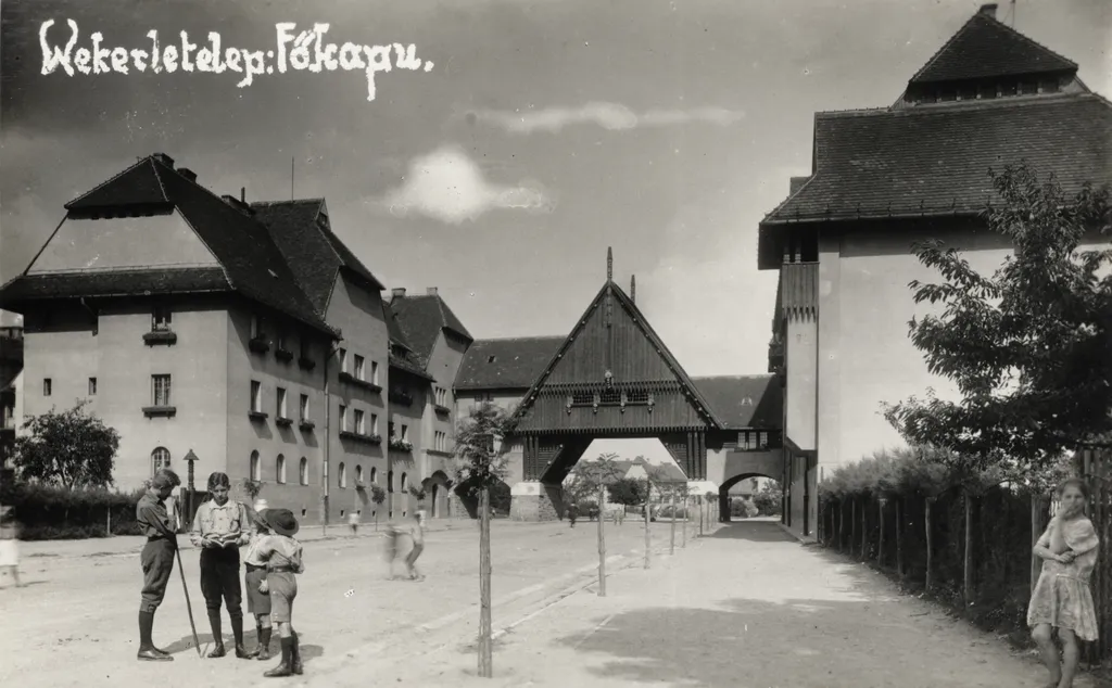 Wekerletelep, Hungária út szemben a Zrumeczky-kapu, mögötte a Kós Károly (Fő) tér. - 1928.