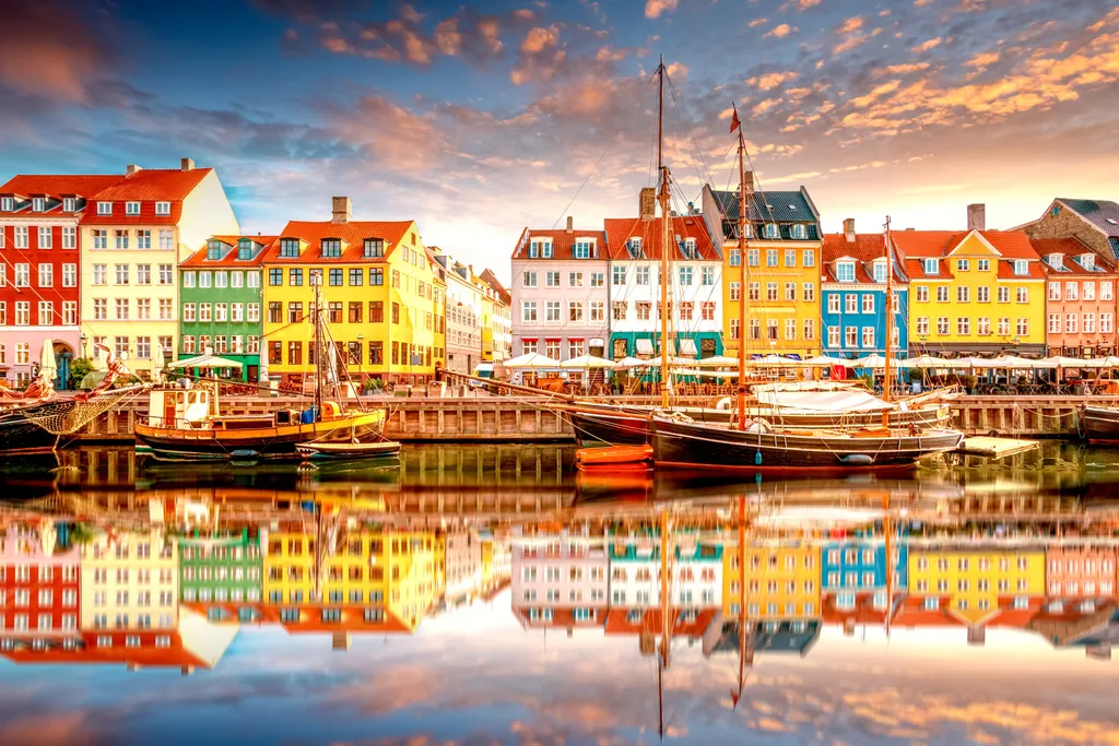 Koppenhága híres kikötője, Nyhavn, színes, XVII. századi házaival és hangulatos kávézóival a dán főváros egyik legnépszerűbb és legtöbbet fotózott látványossága. 