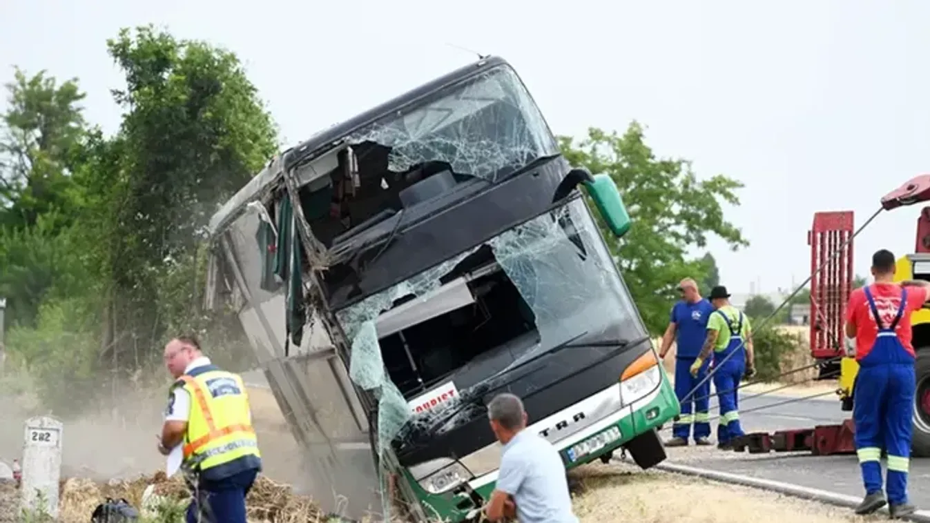Megjöttek a friss adatok: 11 gyerek sérült meg a kunszentmártoni buszbalesetben