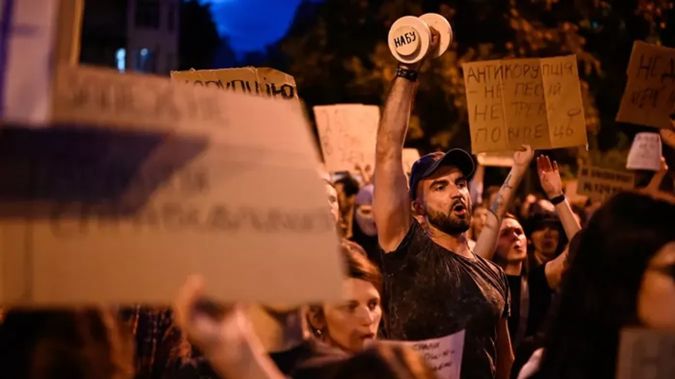 Zelenszkij ellen tüntetnek Kárpátalján. Az elnök visszavonulót fúj, de ez kevés lesz