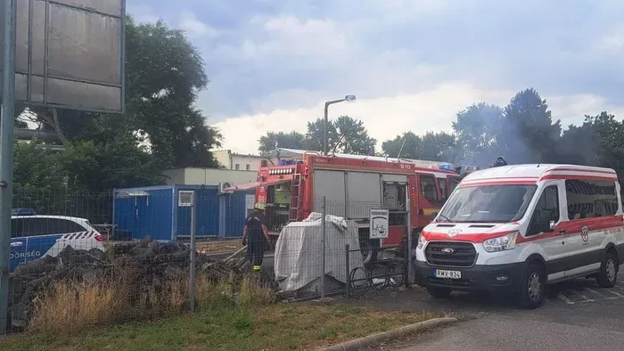 Nagy a baj: hatalmas lángokkal égett egy raktárépület