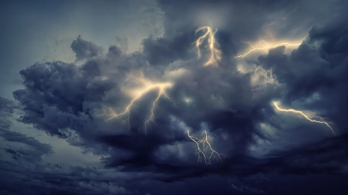 lightning strike on cloudy sky during night time, vihar, villám, felhő, időjárás 