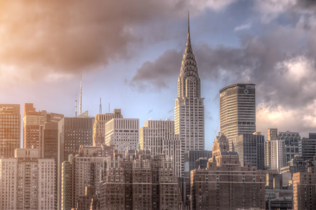 Az 1928-30 között épült New York-i Chrysler Building 319 méteres magasságával már messze nem a legmagasabb az ikonikus toronyházak közül, de megjelenése az art déco építészet egyik legizgalmasabb alkotása.