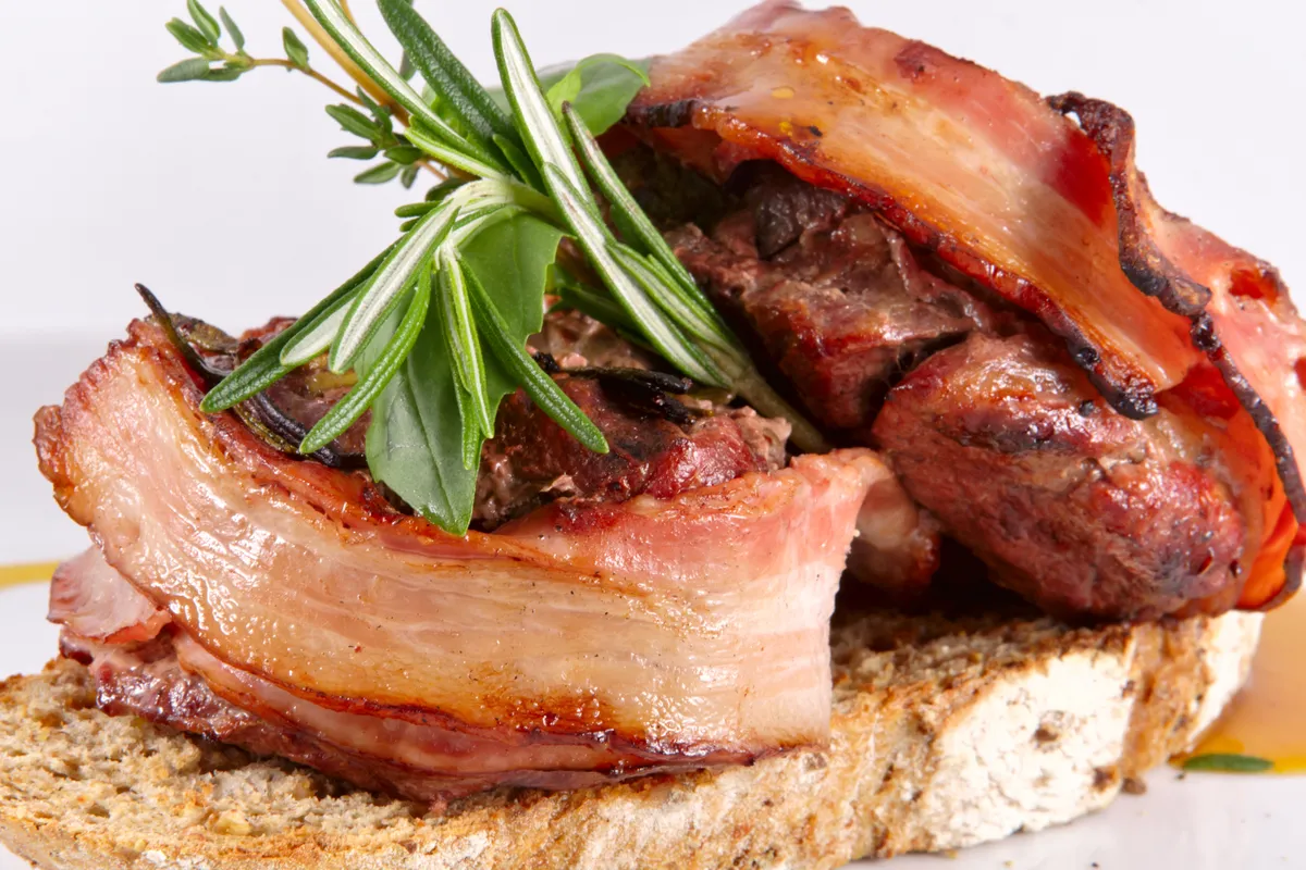 Sós és édes receptek: Baconbe tekert sertésszűz szőlős mustmártással 
