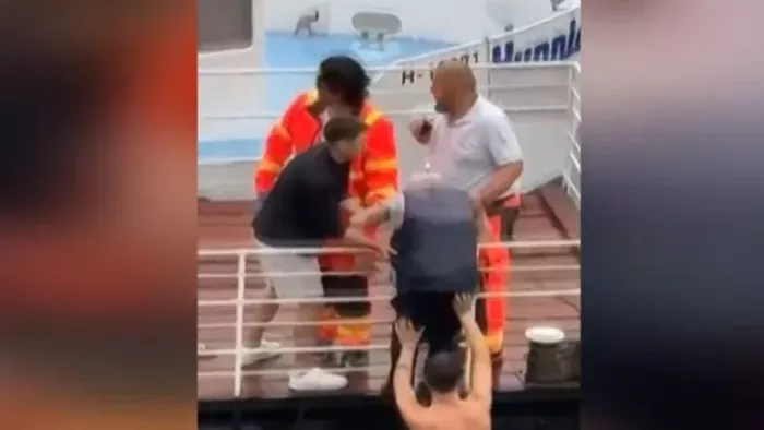 Drámai videó: egy 86 éves férfit mentenek a vízbefulladástól a Dunánál