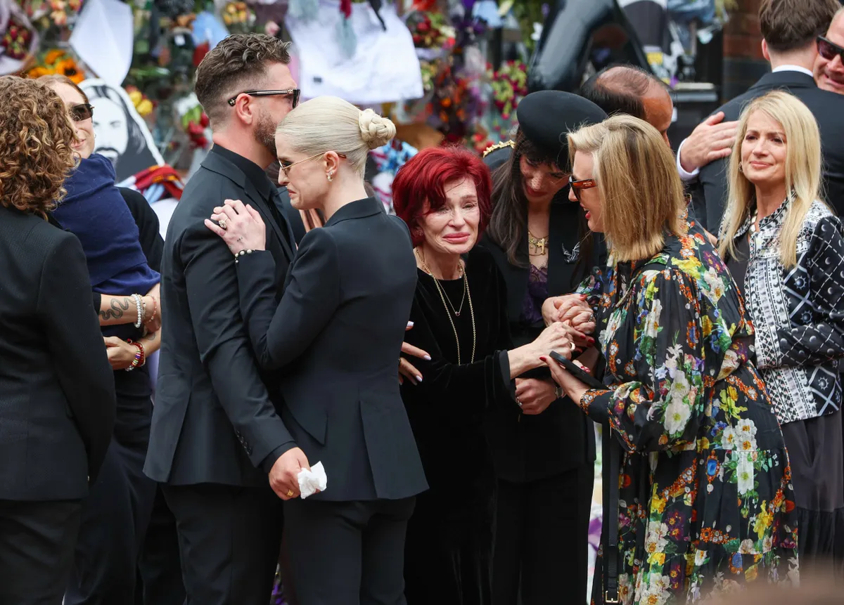 alt= Ozzy Osbourne  temetési menete, ahol a ritkán látott Aimee Osbourne is megjelent