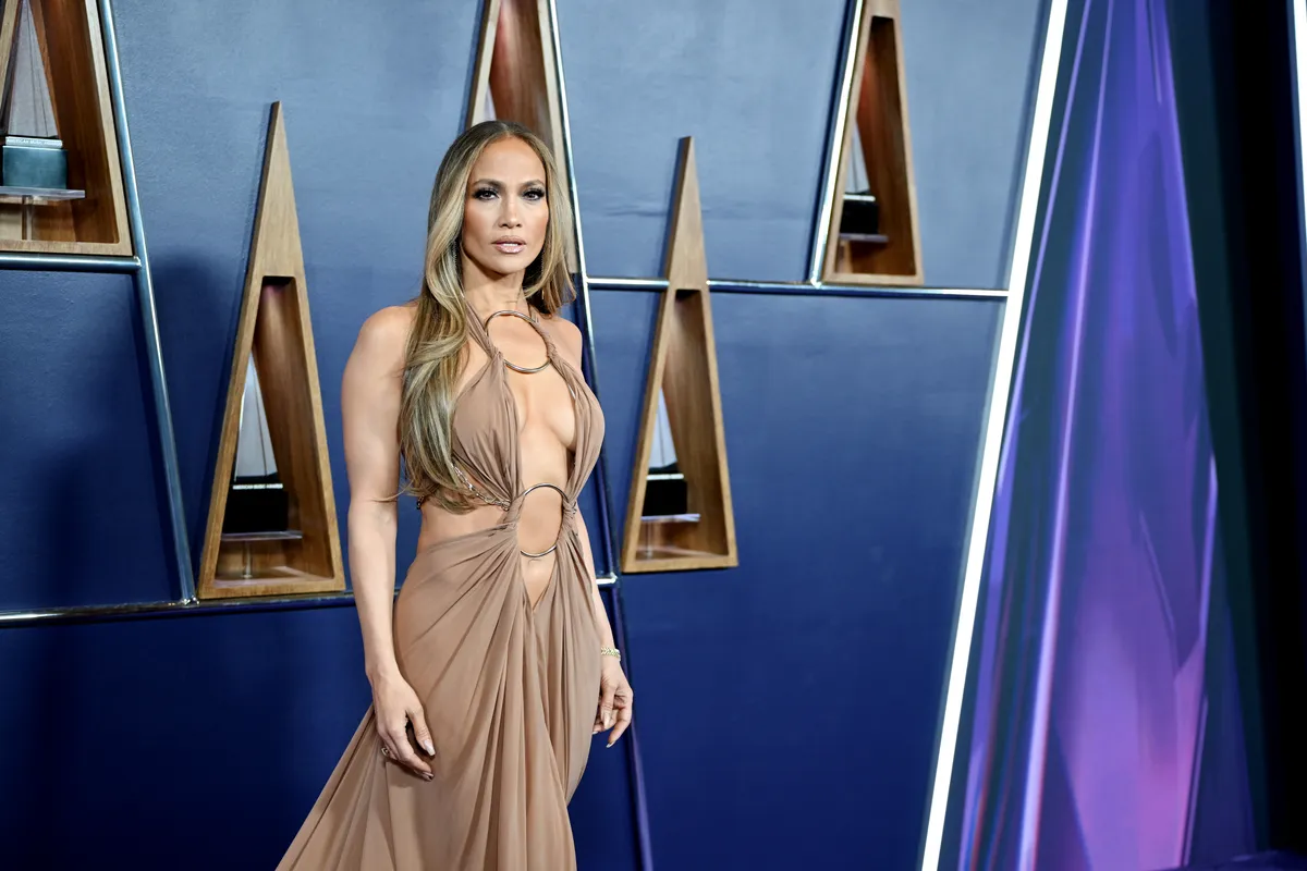 hot! magazin hétfői feltöltések
Dobos Evelin - Adrián
Csepregi Éva és Zoltán Erika - Niki
Békefi Viki - Ági
Dolhai Attila - Dóri
Jennifer Lopez - Peti
Németh Kristóf - Adrián