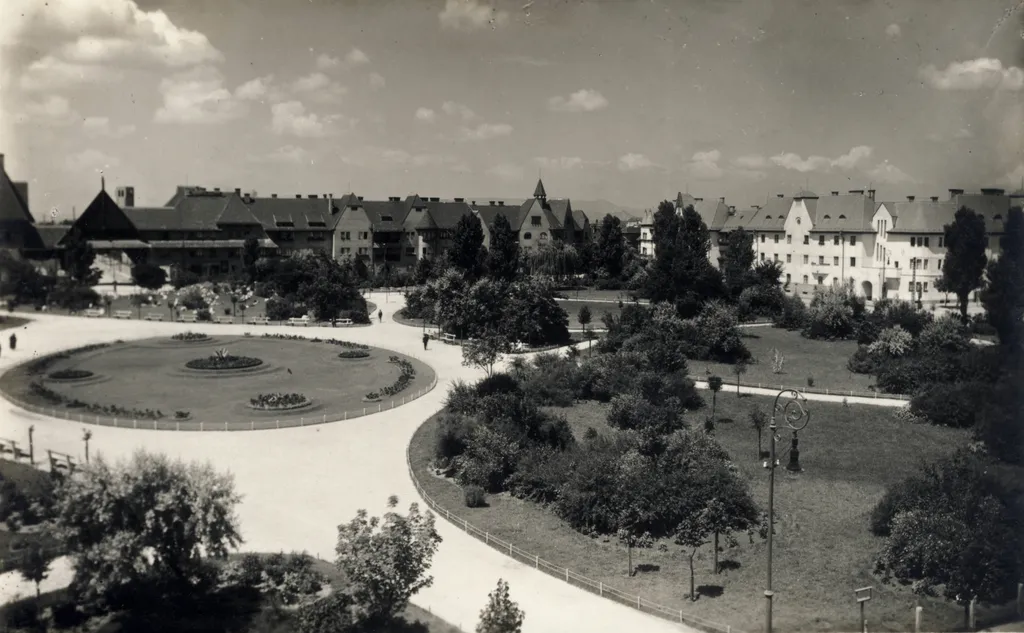 Wekerletelep, Kós Károly (Fő) tér, szemben a Zrumeczky-kapu és a Mészáros Lőrinc utca (Kálmán király út) közötti háztömb. - 1928.