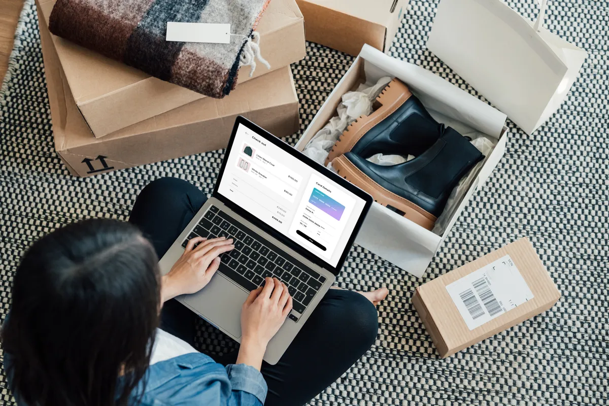 online vásárlás, laptop, webshop, manipulál, cipő. csizma, rendelés