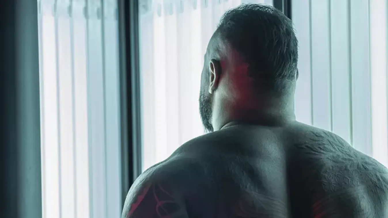 Kínos kukkolás: szoláriumozót fotózott a perverz férfi