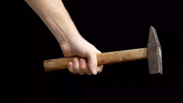 Kalapáccsal támadtak egy emberre Sopronban