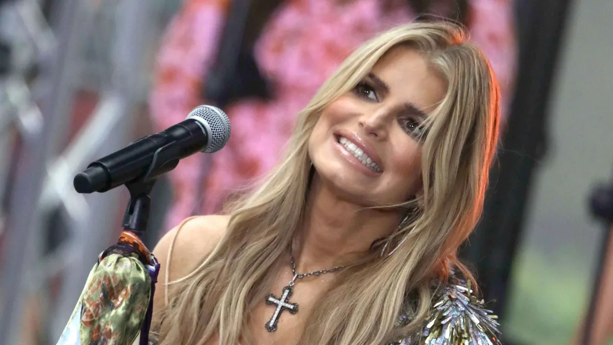 Jessica Simpson bepisilt a színpadon