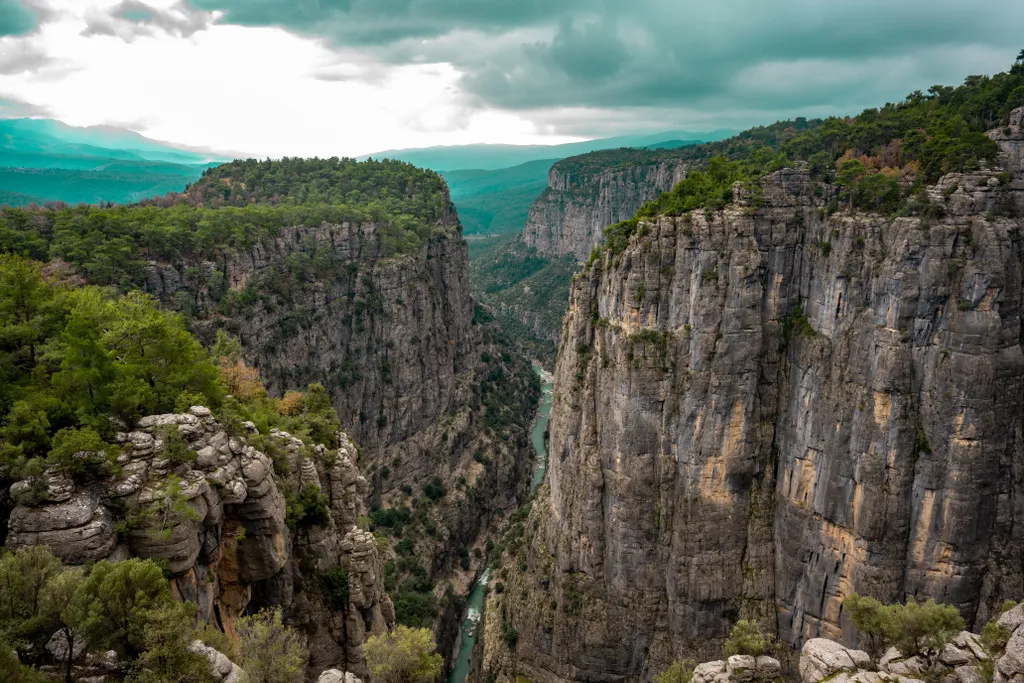 A festői Köprülü Kanyon Nemzeti Park fenyőerdőkkel és vad folyóval csábít, ahol raftingolni és túrázni egyaránt lehet – ráadásul egy római kori híd is átível rajta.