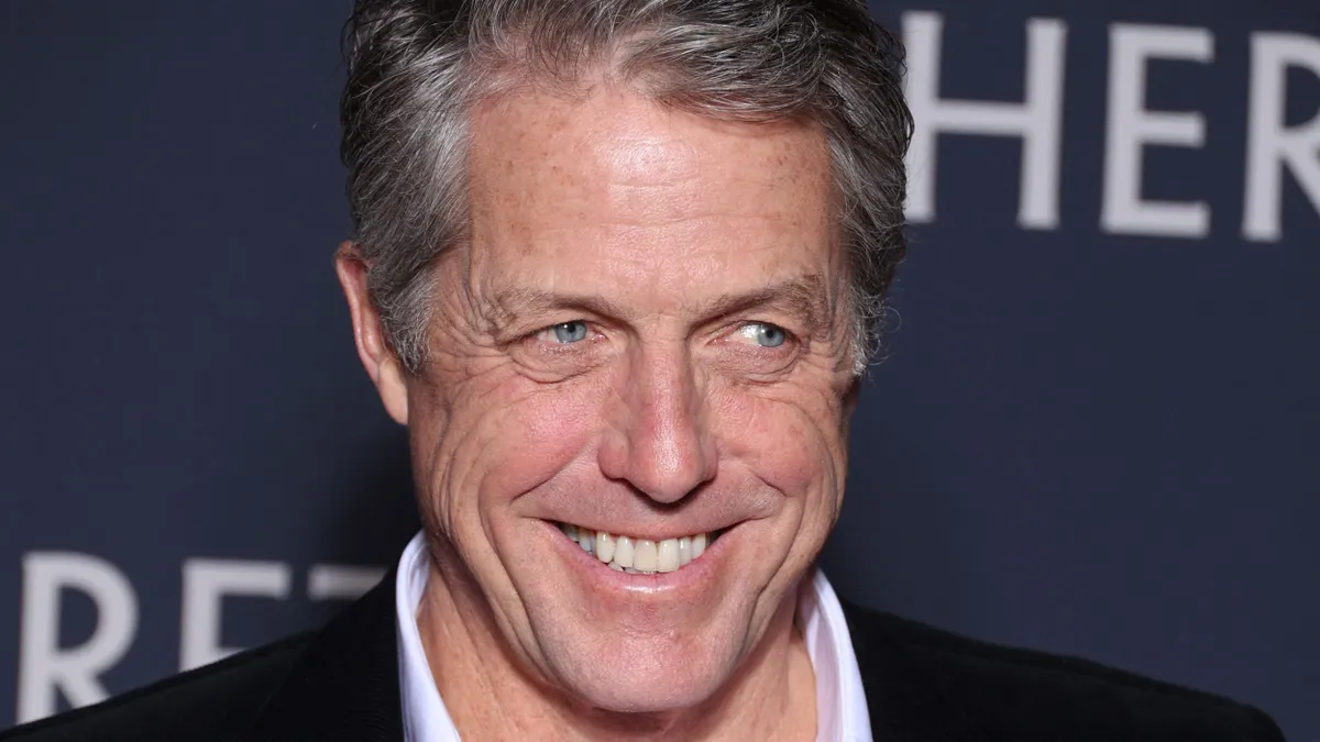 Nagyon kínos! Hugh Grant bealudt Kamilla királyné mögött a wimbledoni negyeddöntőn