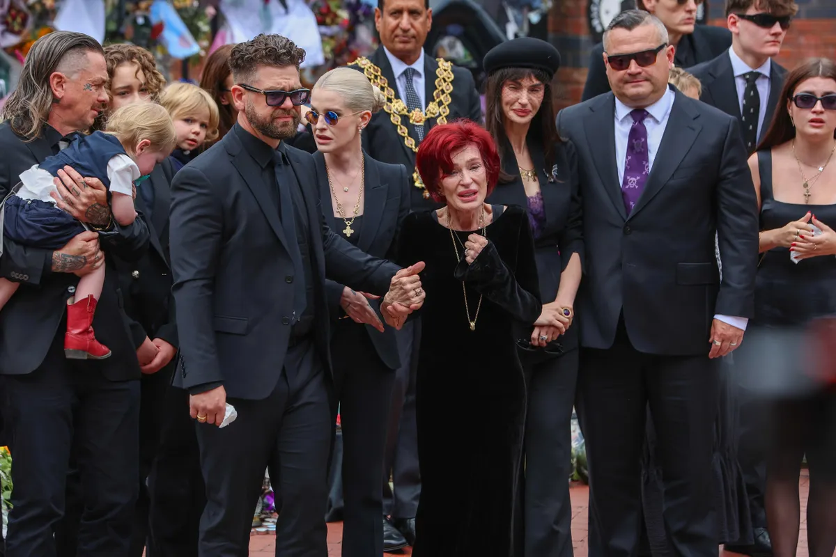 Sharon Osbourne a gyerekeivel együtt ment Ozzy Osbourne búcsúmenetére