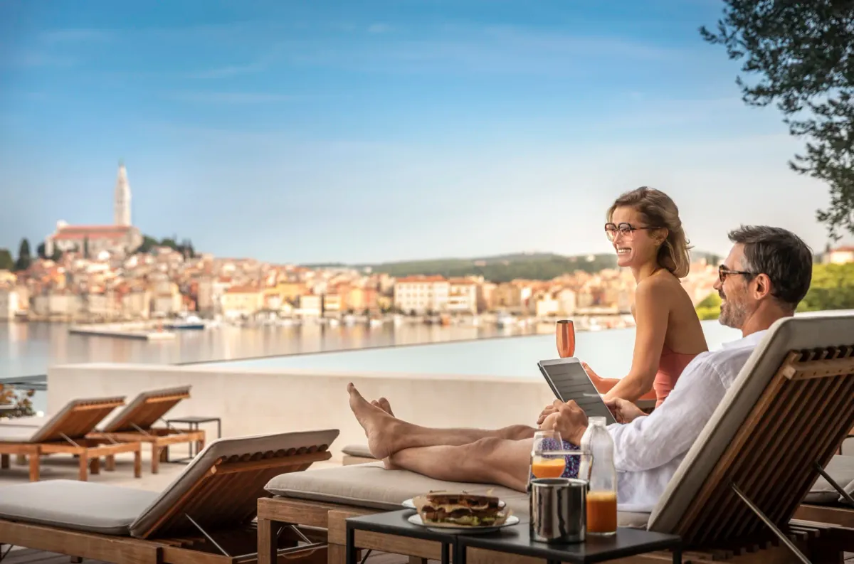 tengerparti luxusszállodák, Rovinj, pihenő pár a medence mellett