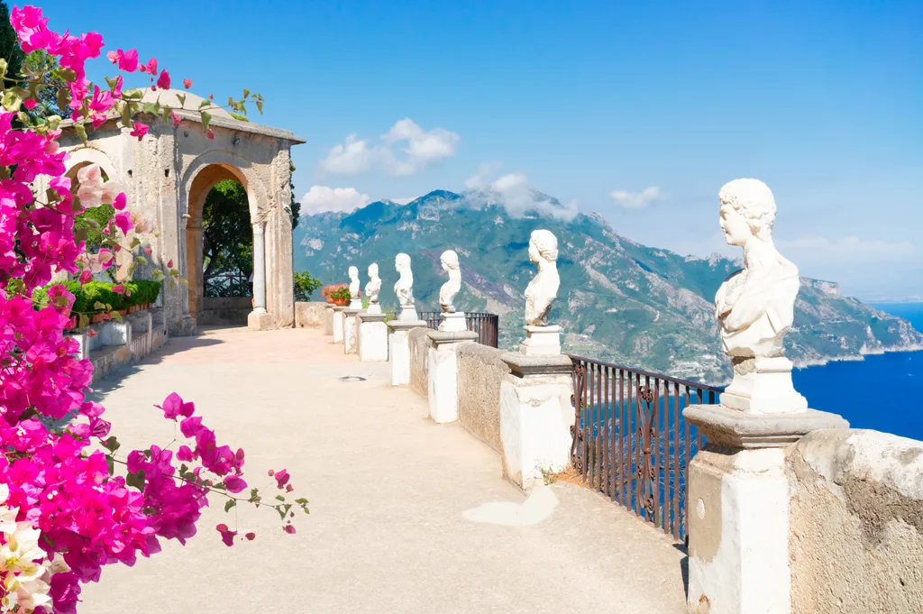 Magasan az Amalfi-part felett megbúvó Ravello Olaszország lélegzetelállító panorámái közé tartozik. Ez a falu lenyűgöző kertjeiről, mint a Villa Cimbrone és a Villa Rufolo kertjeiről ismert, amelyek zeneszerzőket és művészeket inspiráltak.