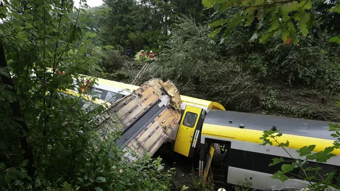 Többen meghaltak, miután kisiklott egy személyvonat