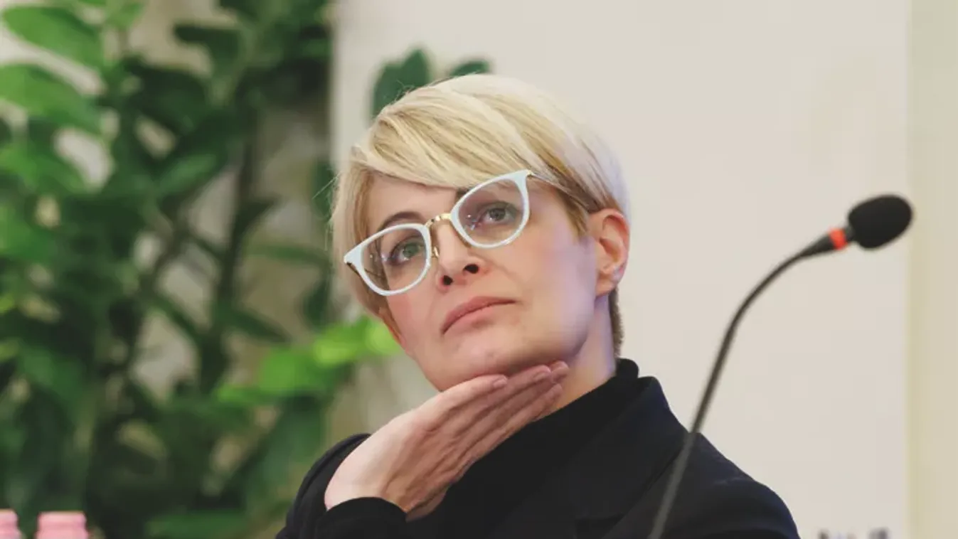 Szentkirályi Alexandra: Apad a Tisza és benne fejétől bűzlik a hal