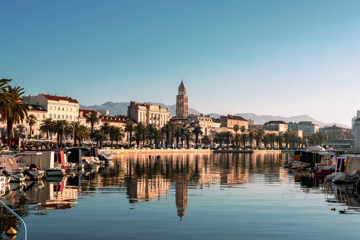 Split, Horvátország, tengerpart, sétány, pálmafák, víztükröződés