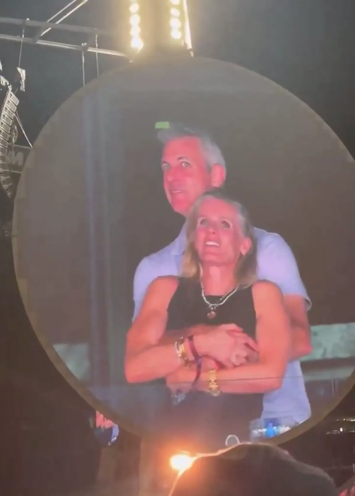 Coldplay koncert nagy vesztese, Andy Byron, aki lebukott a szeretőjével Kristin Cabot-tal, hogy titkos viszonyt folytat