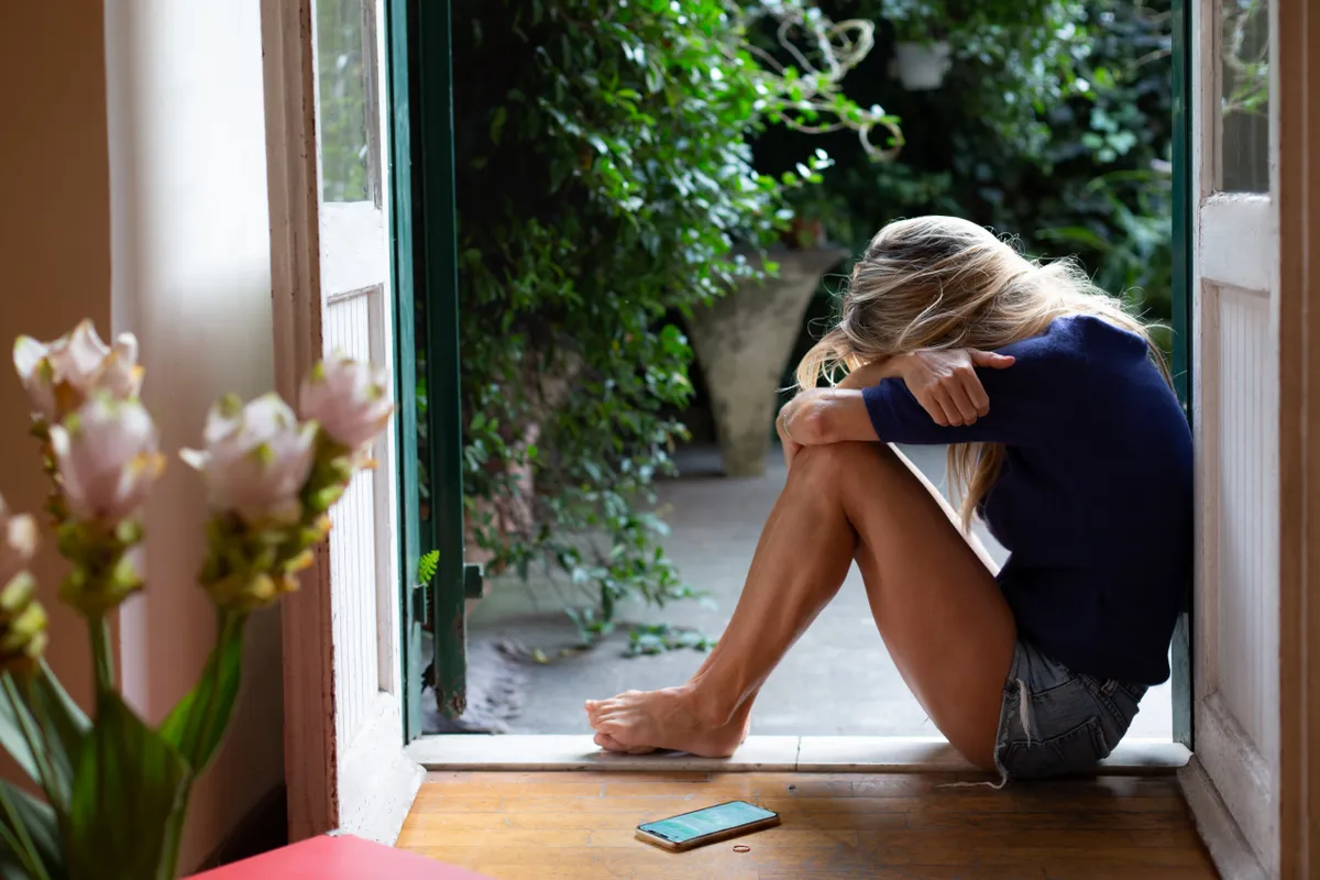 gyász, sírás, síró nő