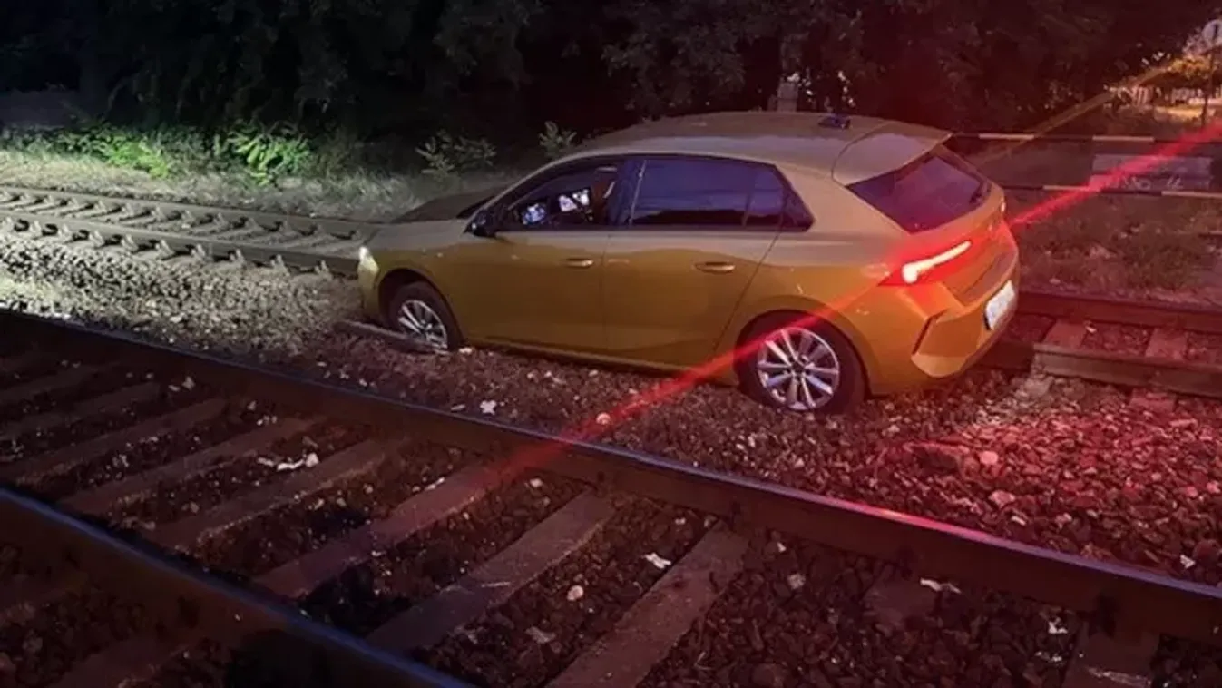 A tűzoltók sem értették: a sínekre hajtott és elakadt egy autós