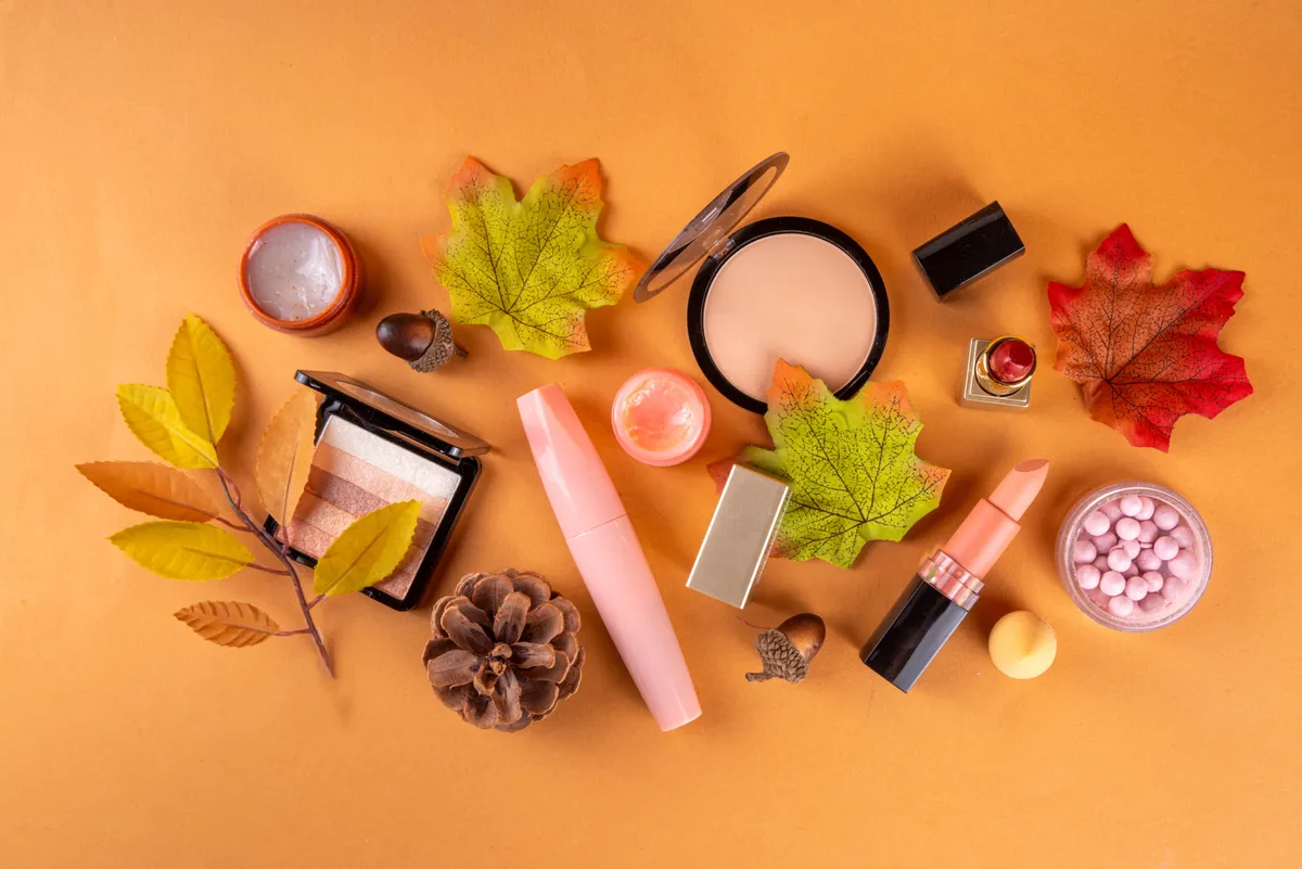 őszi sminktipp, ősz, púder, pirosító, rúzs, levelek