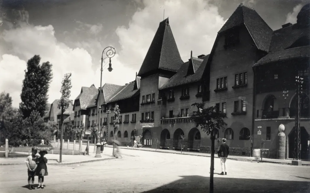Wekerletelep, Kós Károly (Fő) tér, jobbra a 4. számú házban a Wekerle Kultur Mozgó. - 1928.