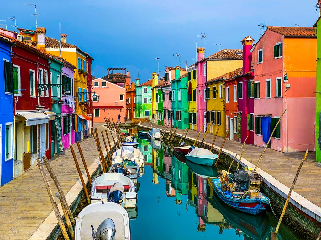Burano egy apró lagúnasziget Velence közelében, amely szivárványszínű házaival és bájos utcáival a világ egyik legfotogénebb helyszínének számít.