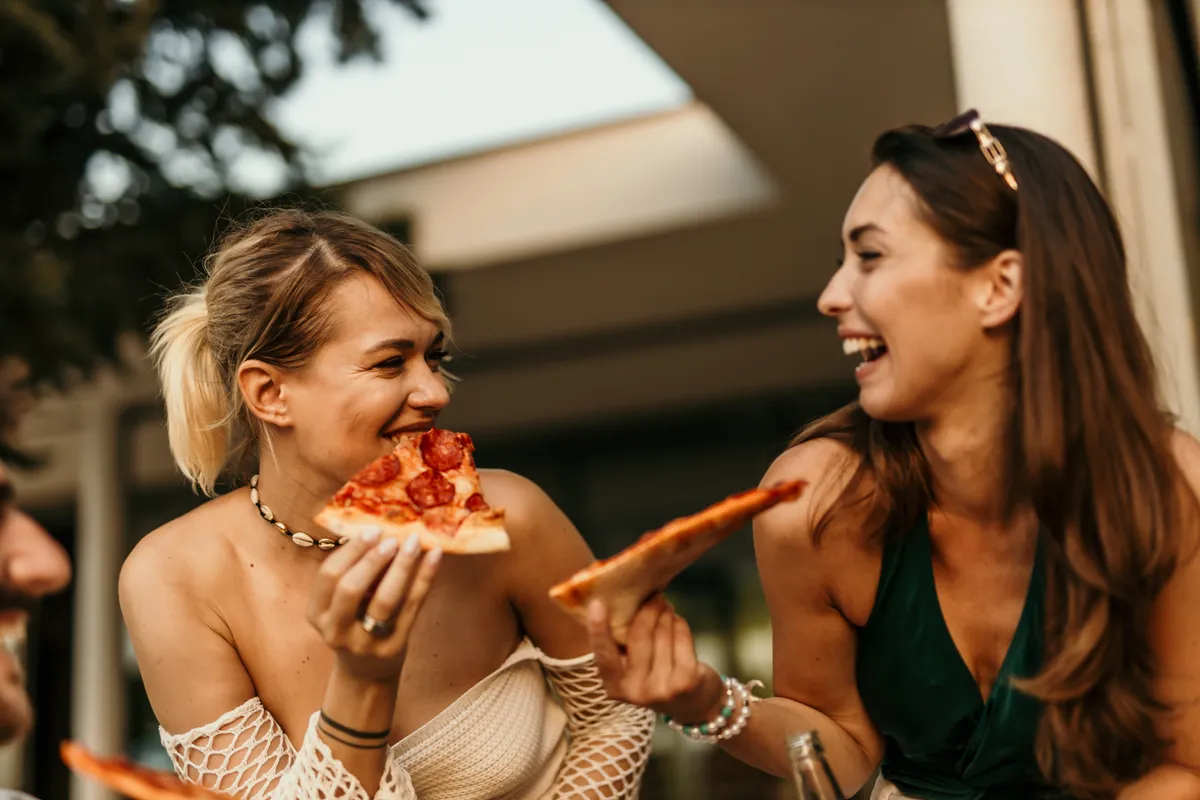 legjobb pizzázó, pizza, lányok, nők, evés, étkezés, pizzázás