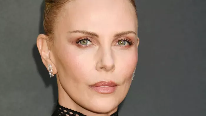 Charlize Theron beintett Hollywoodnak