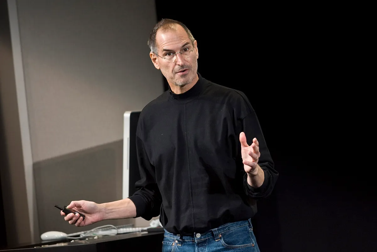 Steve Jobs, fekete póló, farmer, férfi, szemüveg